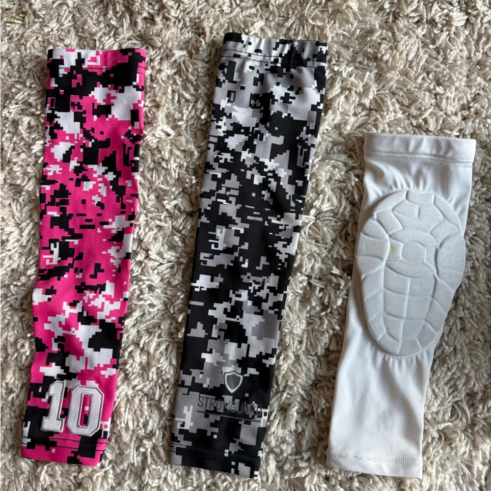 Lot of 3 youth arm sleeves, camo/pink and black/ white and black, size sm/med